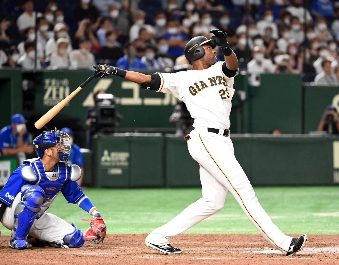 巨人対DeNA 11回裏巨人1死一塁、左中間に同点の2点本塁打を放つポランコ（撮影・たえ見朱実）