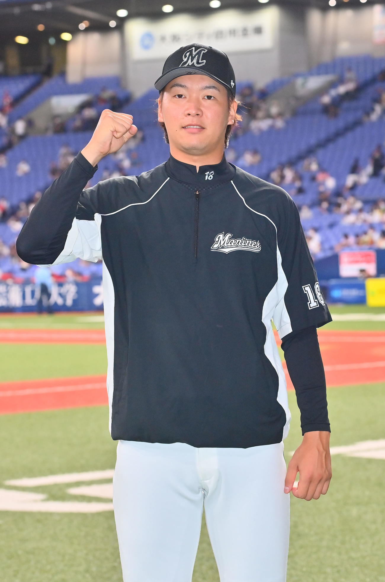 オリックス対ロッテ　ヒーローインタビュー後、ポーズを取るロッテ二木（撮影・和賀正仁）