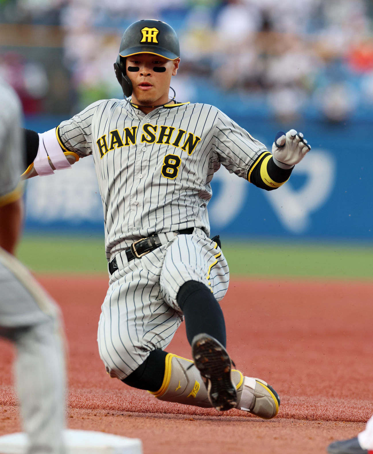 ヤクルト対阪神　1回表阪神2死二塁、佐藤輝は右越え適時打を放ち三塁に滑り込む（撮影・加藤哉）