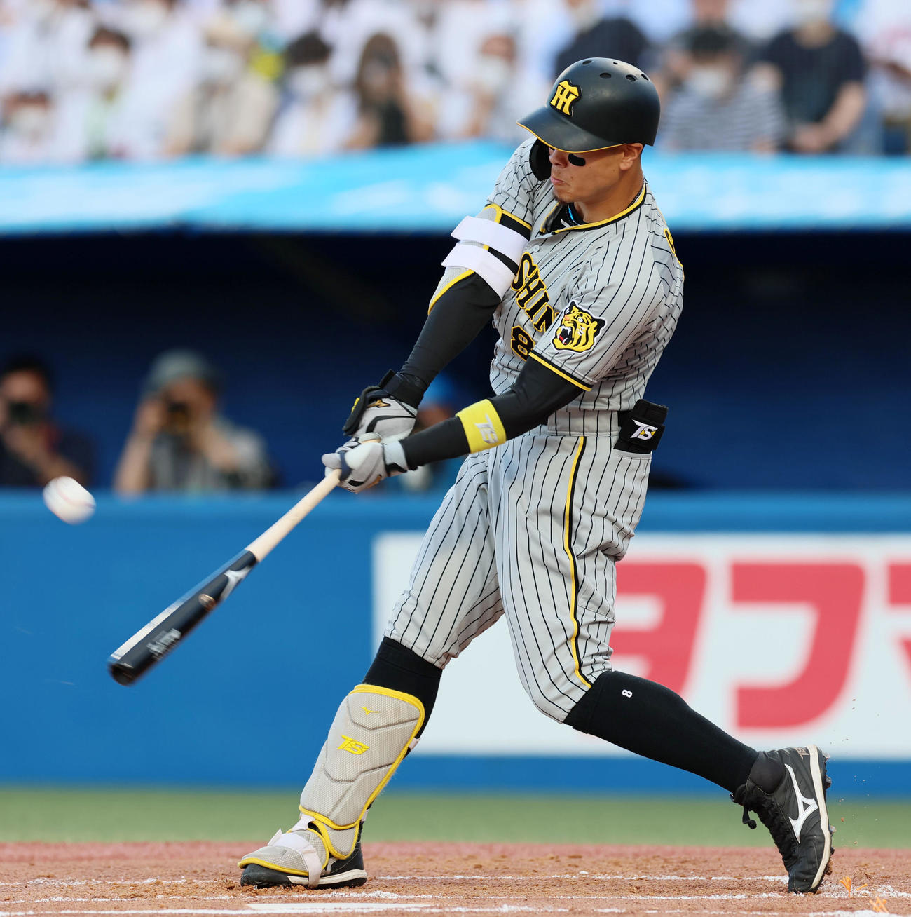 ヤクルト対阪神　1回表阪神2死二塁、佐藤輝は右越え先制適時三塁打を放つ（撮影・加藤哉）