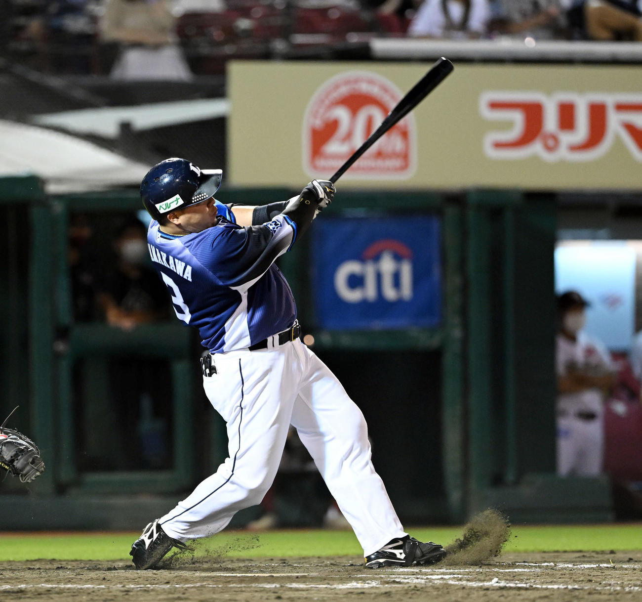 楽天対西武　9回表西武1死二塁、山川は左越え2点本塁打を放つ（撮影・滝沢徹郎）