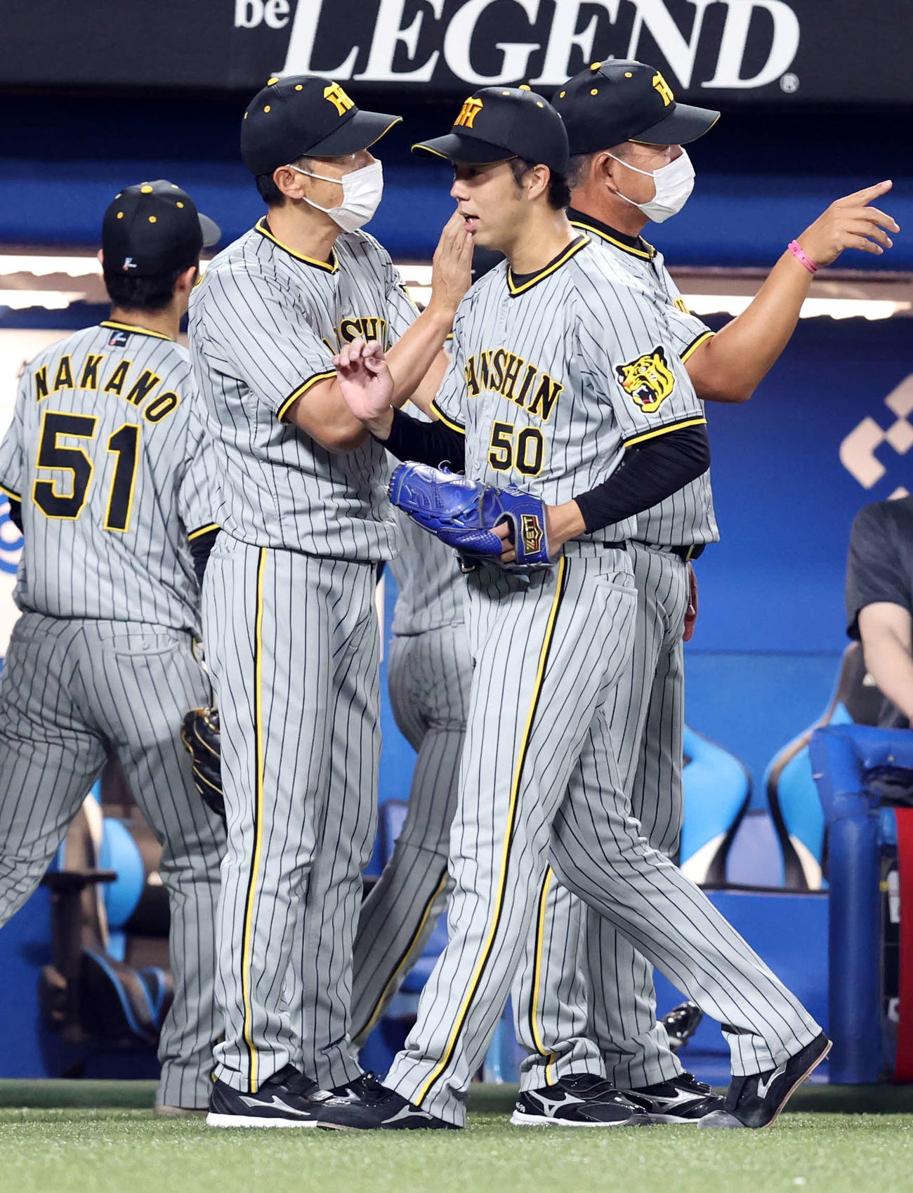ヤクルト対阪神　9勝目を挙げた青柳（右）をハイタッチで迎える矢野監督（撮影・浅見桂子）