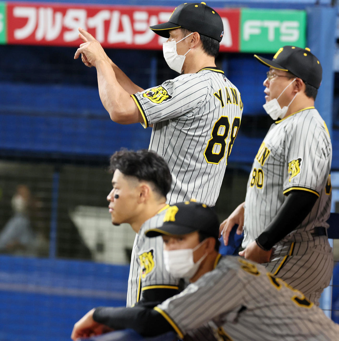 ヤクルト対阪神　7回表阪神1死一、二塁、矢野燿監督は中野の一塁判定にリクエストする（撮影・加藤哉）