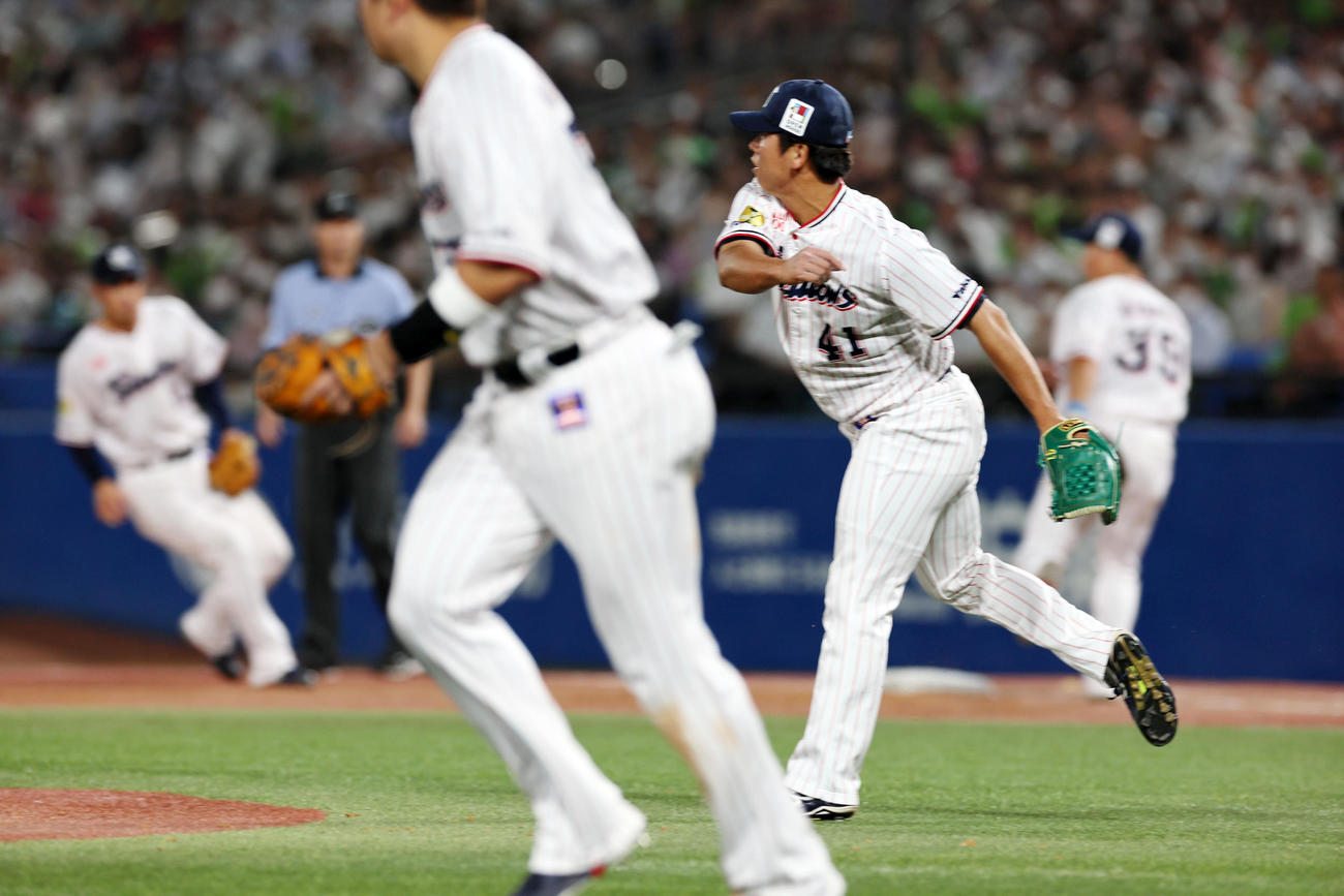 ヤクルト対阪神　7回表阪神1死一塁、柴田は青柳のバントを二塁悪送球（撮影・加藤哉）