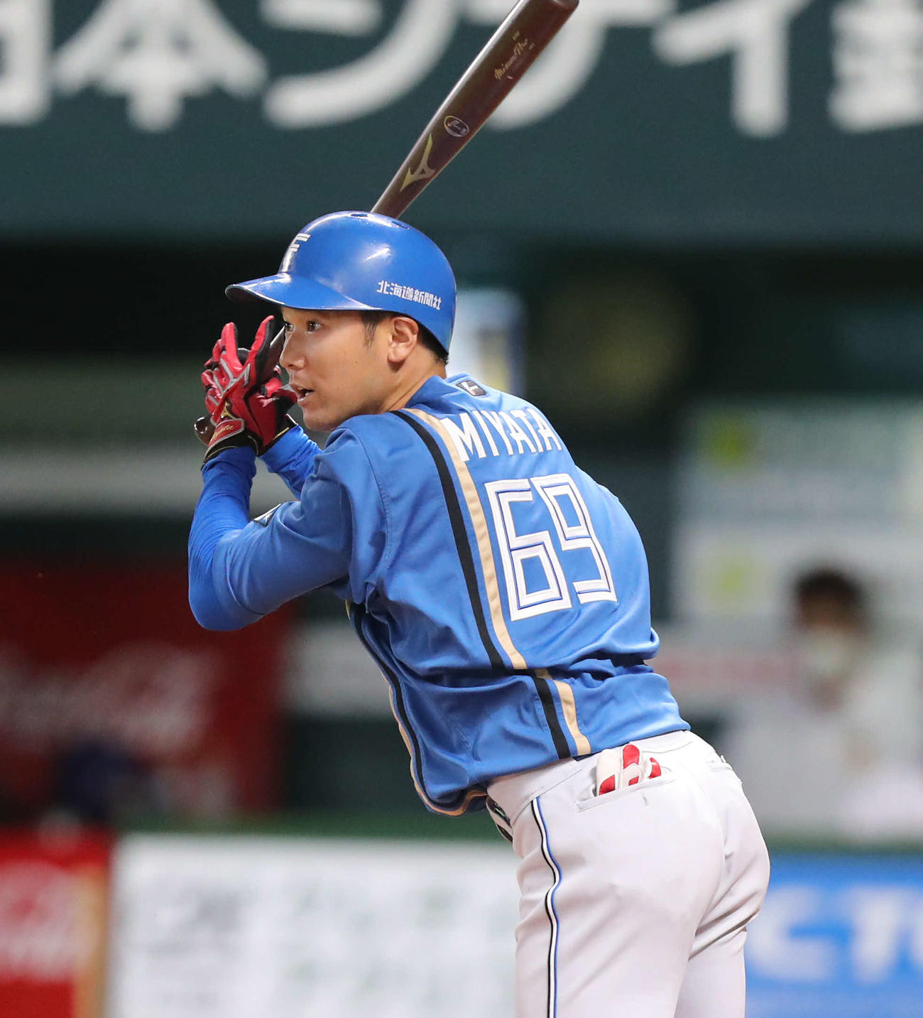 ソフトバンク対日本ハム　2回表日本ハム2死、宮田は遊前へプロ初安打を放つ（撮影・屋方直哉）