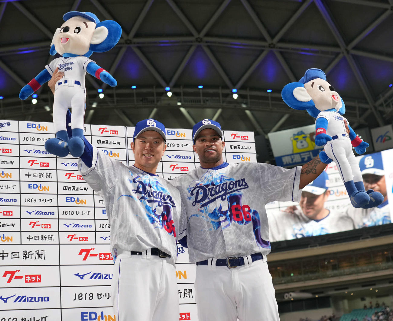 お立ち台でポーズを決める松葉（左）とビシエド（撮影・森本幸一）
