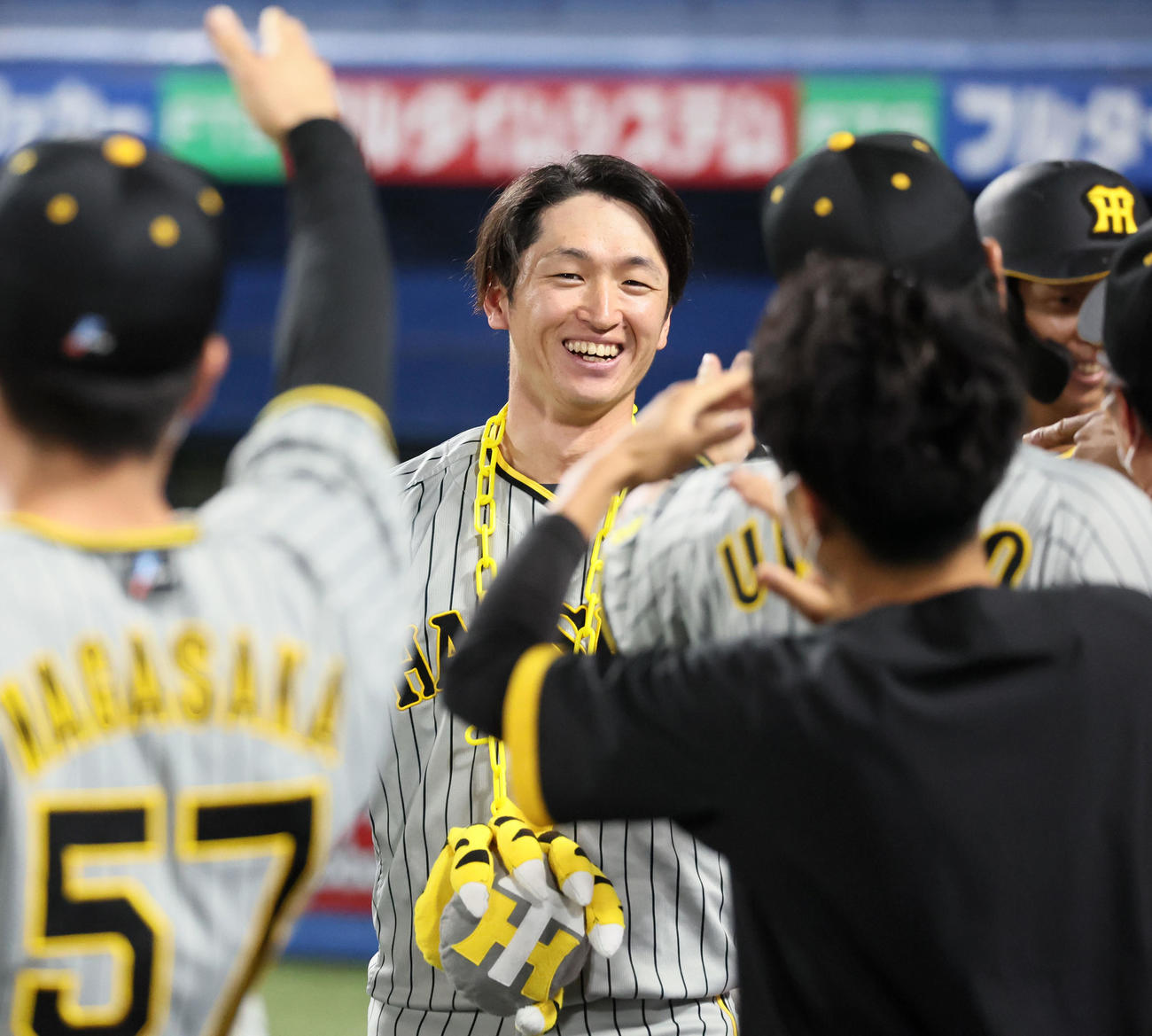 ヤクルト対阪神　6回表阪神1死一塁、近本は右越え2点本塁打を放ち笑顔でナインとタッチする（撮影・加藤哉）