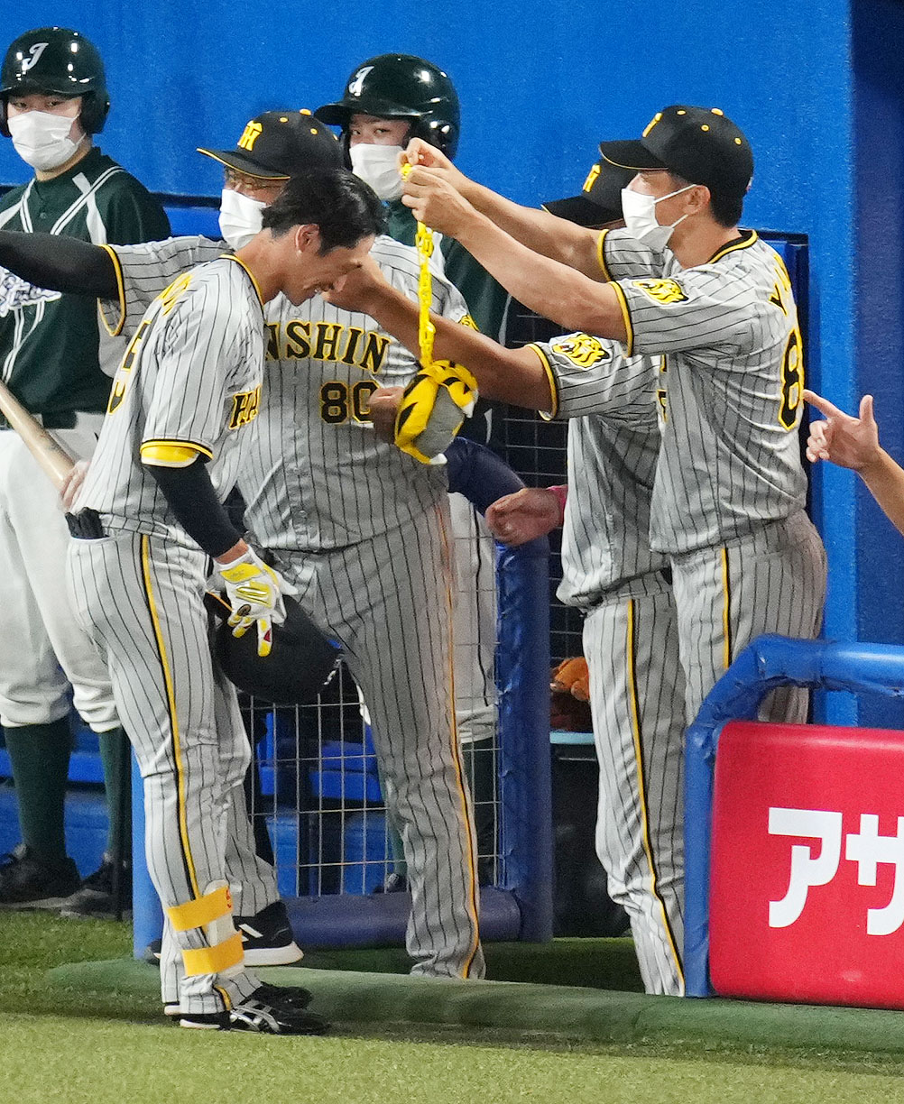 ヤクルト対阪神　6回表阪神1死一塁、右越え2点本塁打を放ち矢野監督（右）からメダルを掛けられる近本（左）（撮影・横山健太）