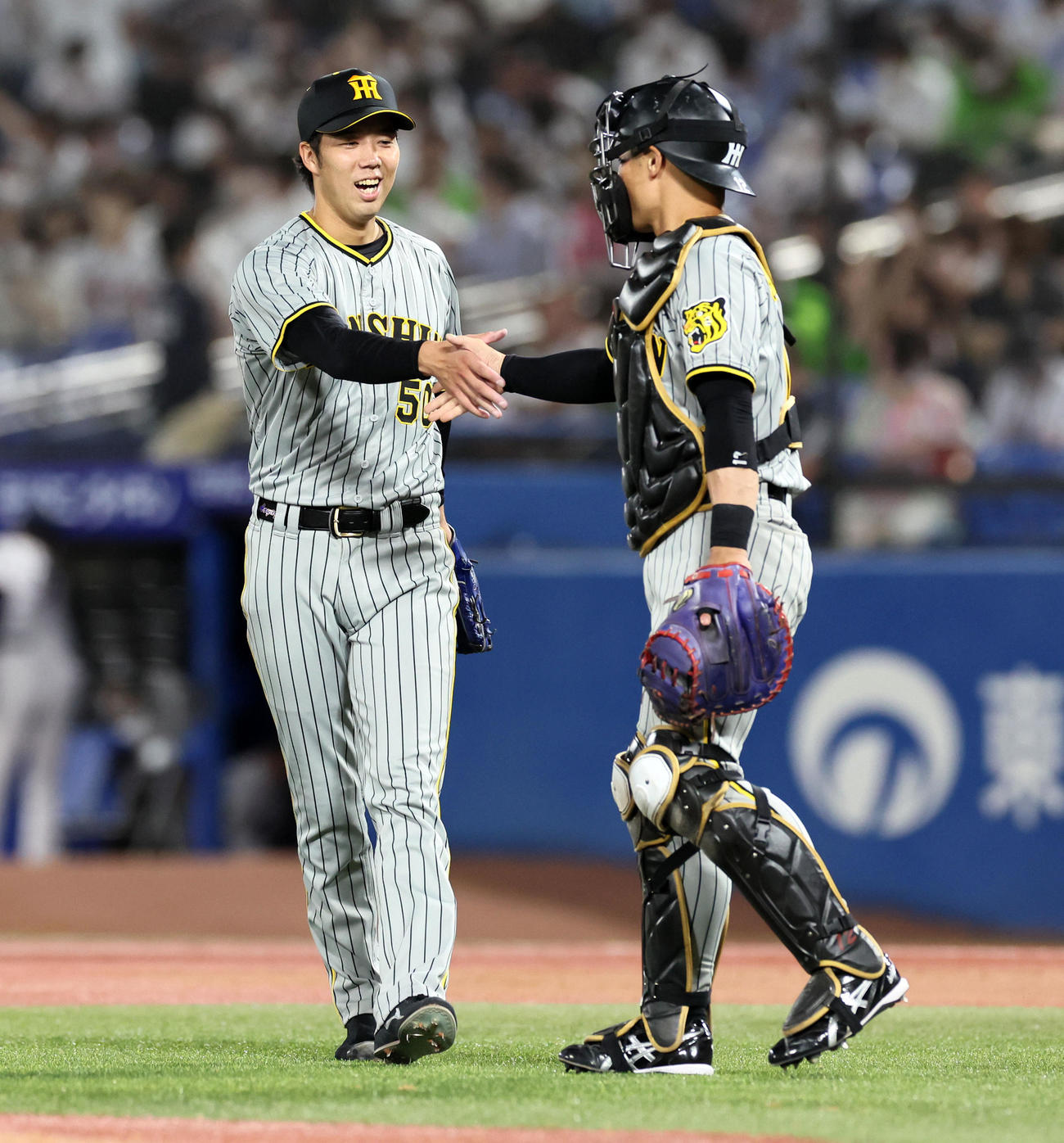 ヤクルト対阪神　完封で9勝目を挙げた青柳（左）は、笑顔で梅野と握手する（撮影・加藤哉）