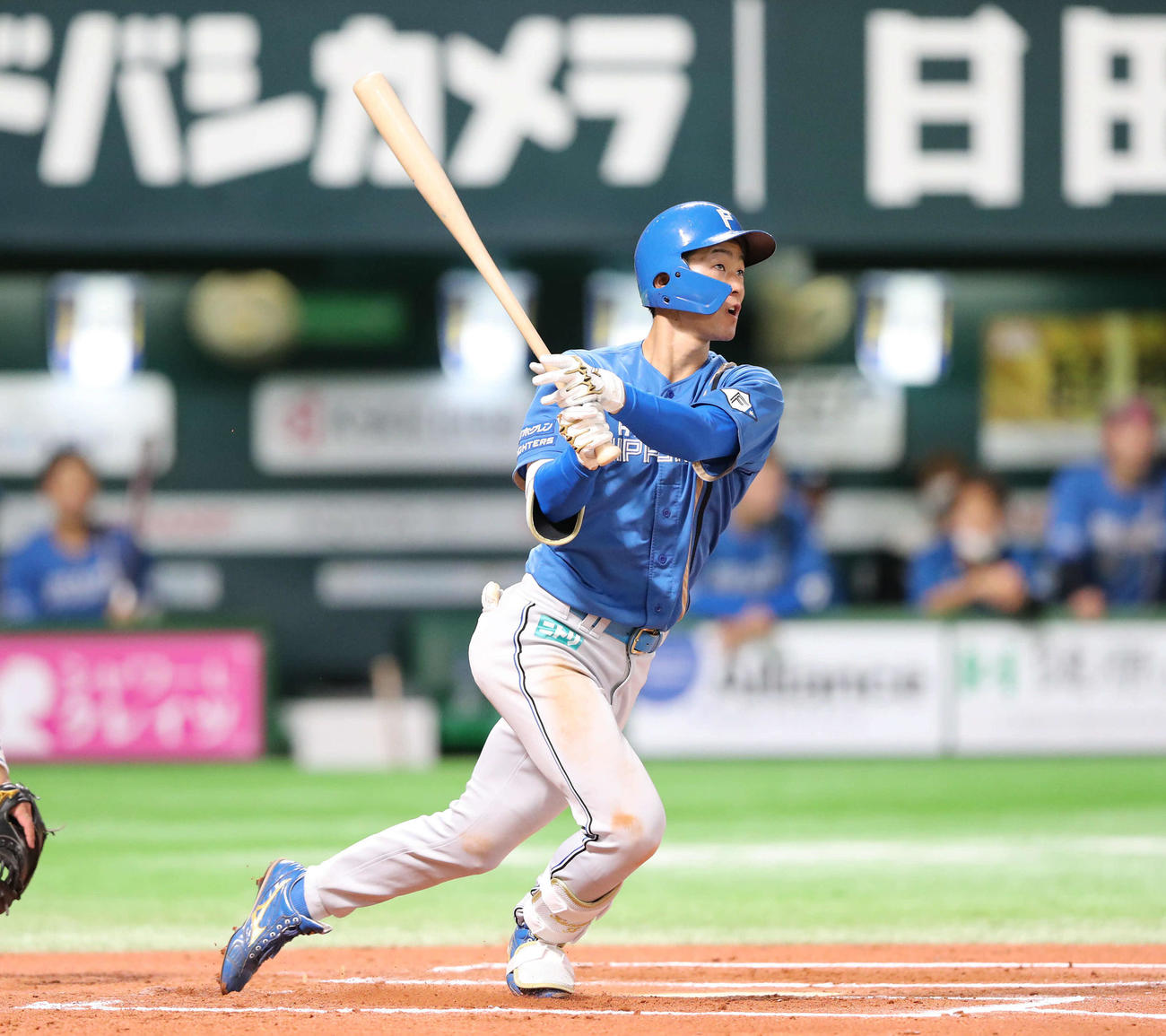 ソフトバンク対日本ハム　10回表日本ハム2死二塁、石井は右越え勝ち越し2点本塁打を放つ（撮影・梅根麻紀）