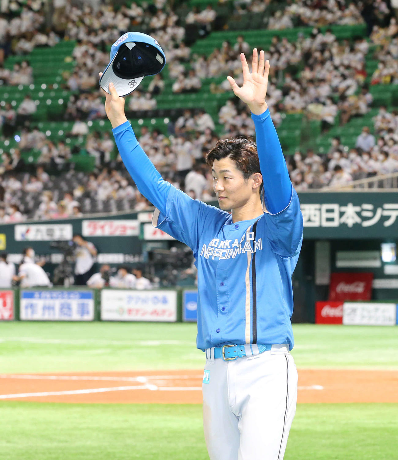 ソフトバンク対日本ハム　観客に手を振る石井（撮影・屋方直哉）