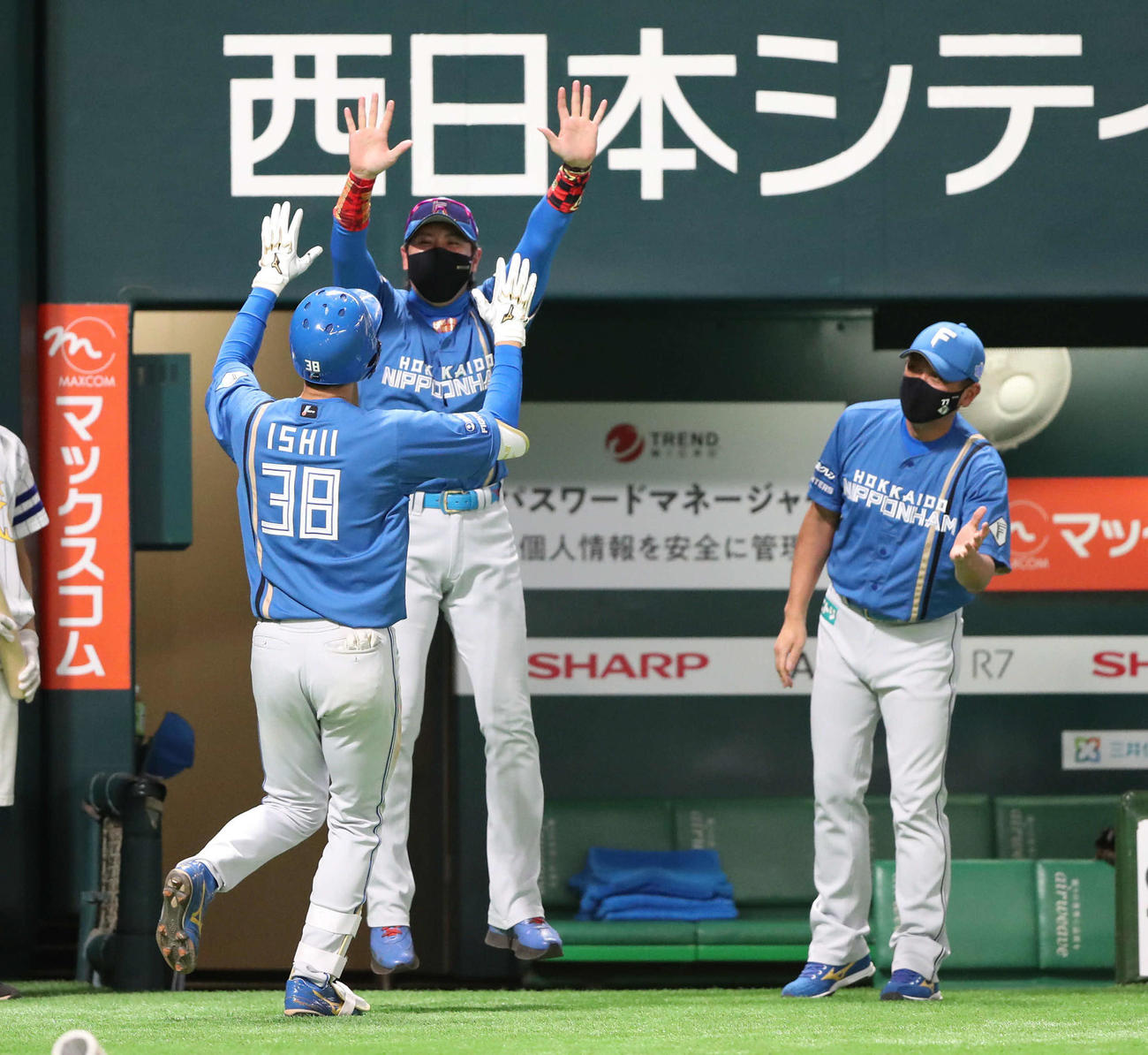 ソフトバンク対日本ハム　10回表日本ハム2死二塁、新庄監督（左後方）は勝ち越し2点本塁打を放った石井を大喜びで迎える（撮影・梅根麻紀）
