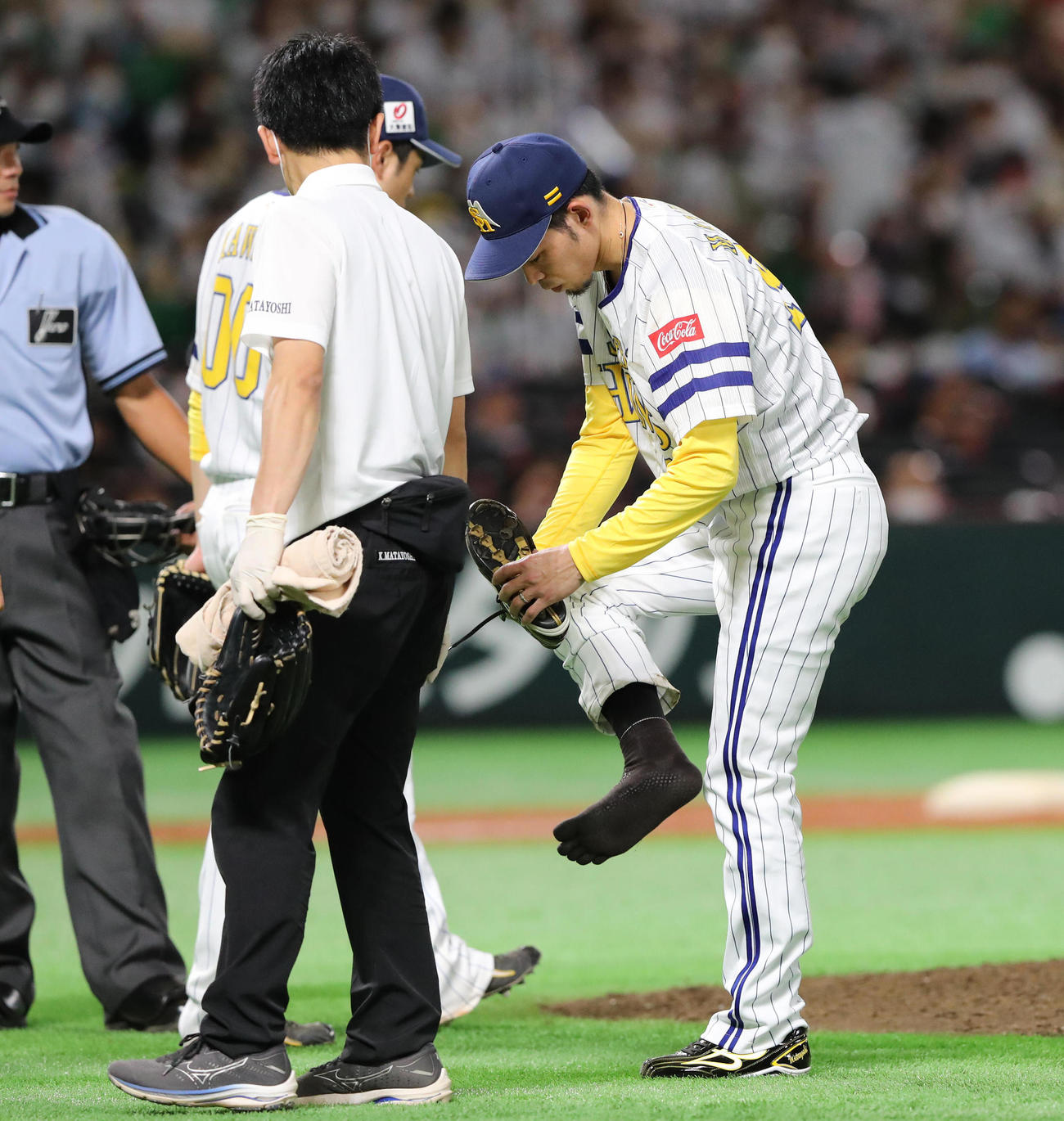 ソフトバンク対日本ハム　9回に登板した又吉克樹は違和感を感じたのか途中降板（撮影・梅根麻紀）