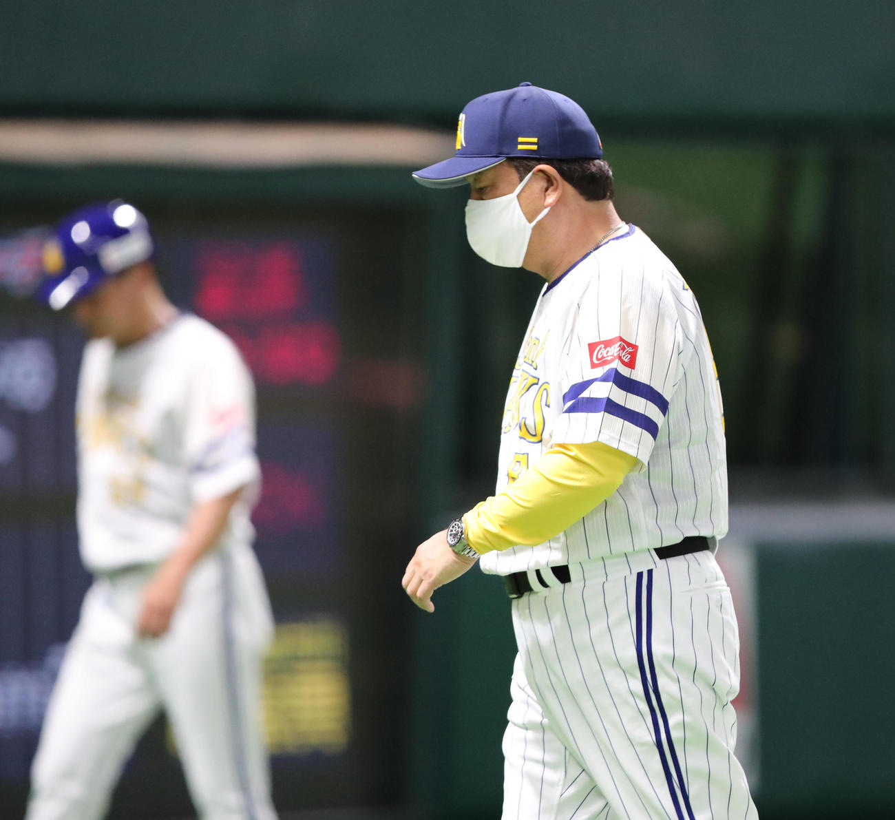 ソフトバンク対日本ハム　イニングの合間に選手交代を審判に告げた藤本博史監督（撮影・梅根麻紀）