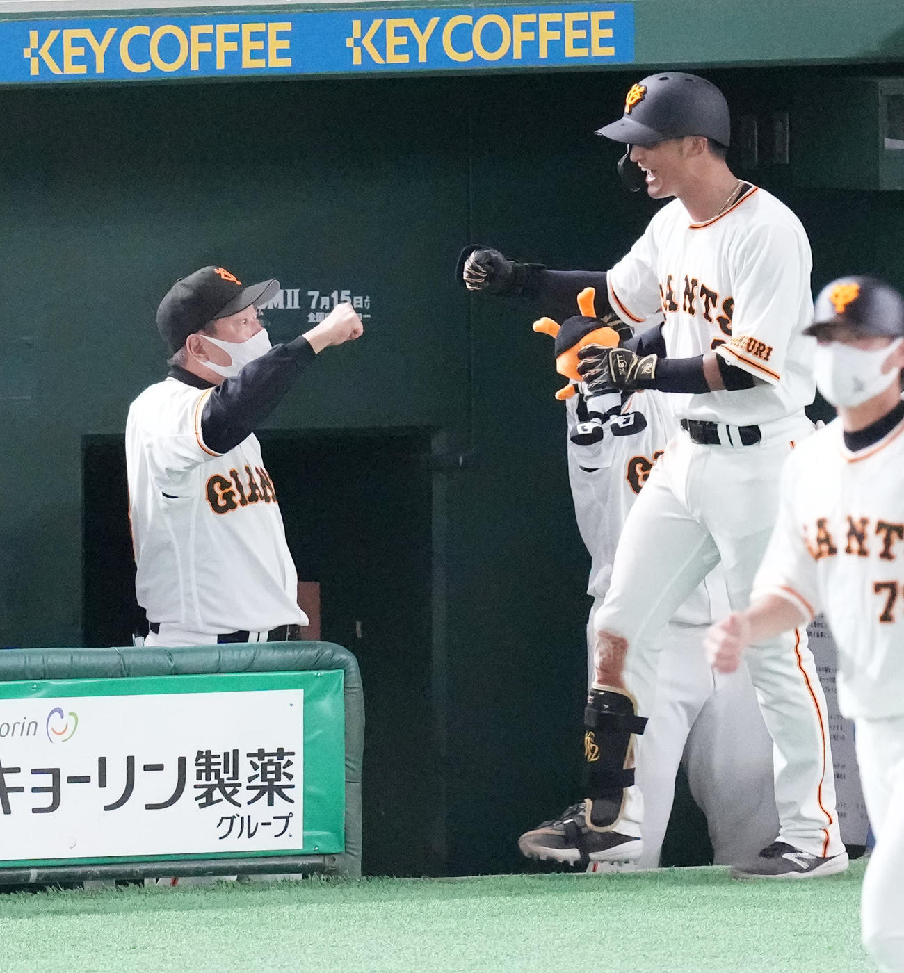巨人対DeNA 9回裏巨人2死、右中間にソロ本塁打を放った吉川（右）を迎える原監督（撮影・鈴木みどり）