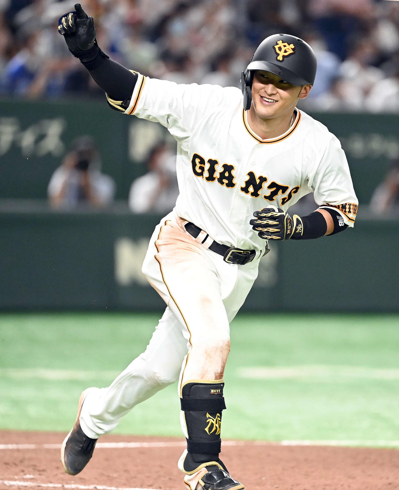巨人対DeNA 9回裏巨人2死、同点ソロ本塁打を放ちポーズを決める吉川（撮影・たえ見朱実）