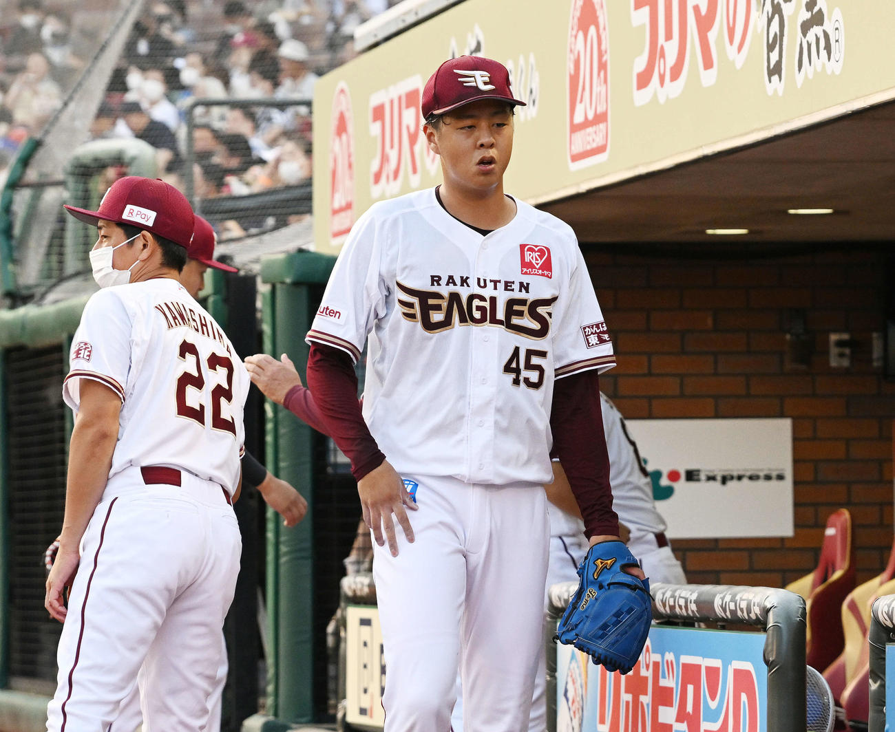 楽天対西武　2回裏、追加点を許し浮かない表情で引き揚げる楽天先発の松井友（手前）（撮影・滝沢徹郎）