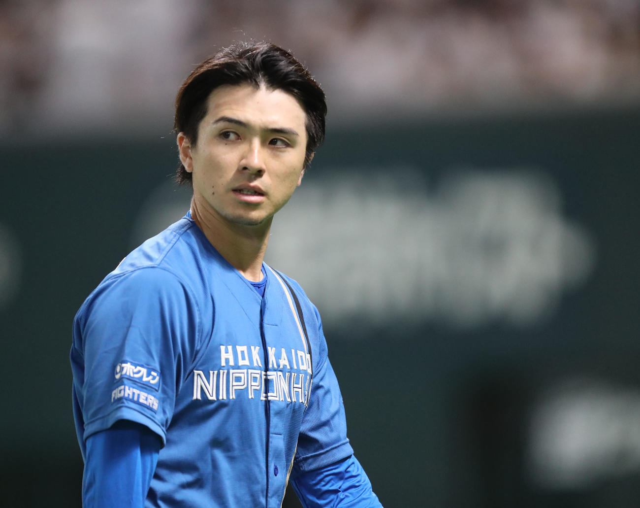 ソフトバンク対日本ハム　4回裏を投げ終わり、ベンチに戻る上沢（撮影・屋方直哉）