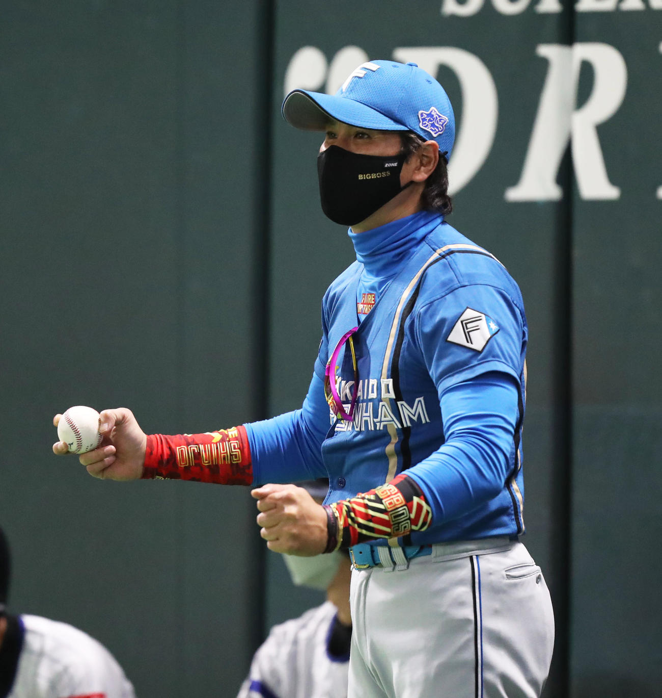 ソフトバンク対日本ハム　2回表日本ハム2死、新庄剛志監督は宮田輝星の一塁セーフの判定にガッツポーズをする。（撮影・屋方直哉）