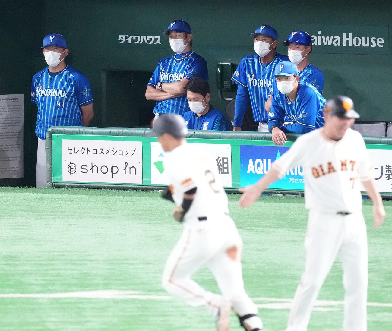 巨人対DeNA 9回裏巨人2死、吉川に右中間へのソロ本塁打を浴び、ぼうぜんとする三浦監督（中央奥）（撮影・鈴木みどり）