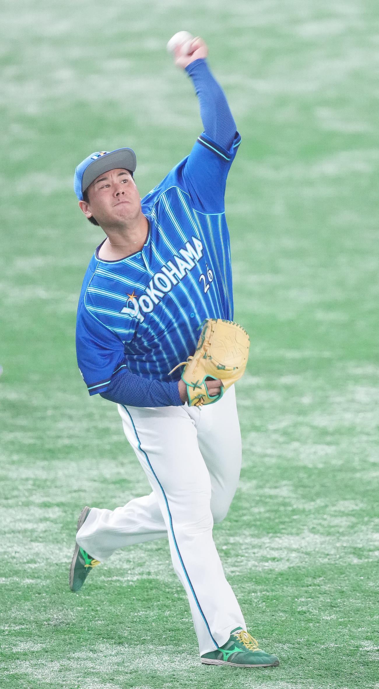 巨人対DeNA　試合前練習でキャッチボールするDeNA浜口（撮影・鈴木みどり）