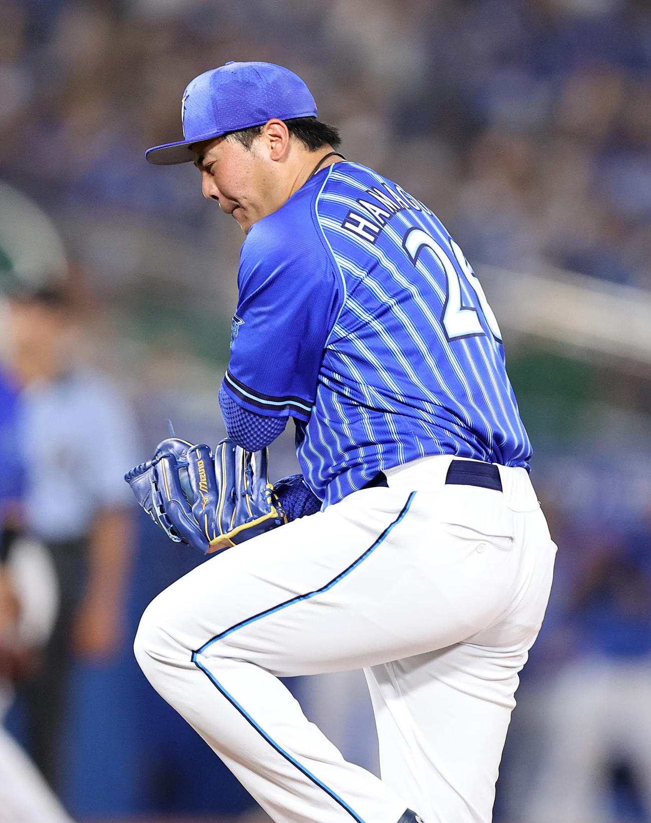 ガッツポーズするDeNA浜口遥大（2022年7月2日撮影）