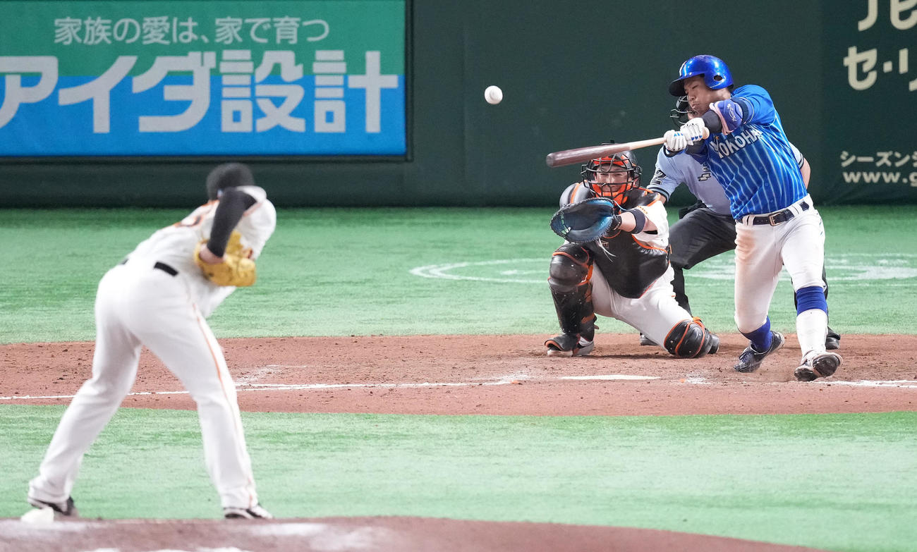巨人対DeNA 9回表DeNA1死、中前打を放つ桑原。投手高梨（撮影・鈴木みどり）