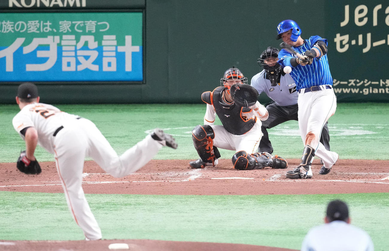 巨人対DeNA 3回表DeNA無死一塁、左前打を放つ蝦名。投手アンドリース（撮影・鈴木みどり）