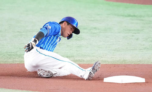 巨人対DeNA 1回表DeNA1死一塁、打者佐野の時、二盗する一塁走者蝦名（撮影・鈴木みどり）