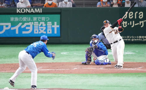巨人対DeNA 8回裏巨人2死一塁、中前打を放つ岡本和。投手浜口（撮影・鈴木みどり）