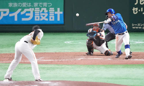 巨人対DeNA 9回表DeNA1死、中前打を放つ桑原。投手高梨（撮影・鈴木みどり）
