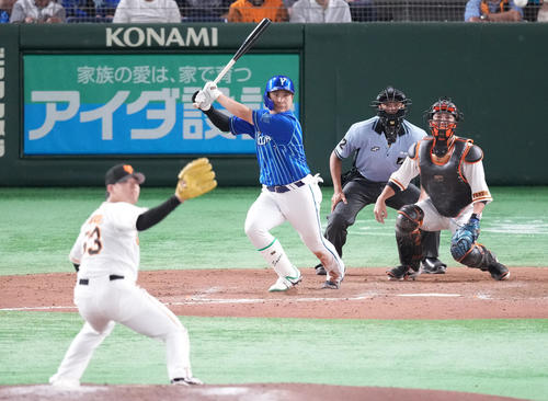 巨人対DeNA 9回表DeNA2死二塁、中適時二塁打を放つ佐野。投手高梨（撮影・鈴木みどり）