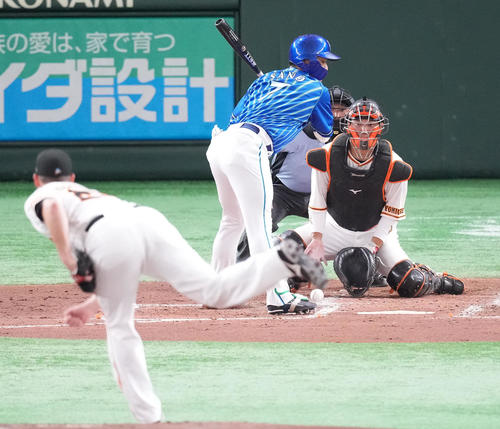 巨人対DeNA 3回表DeNA無死一、二塁、死球を受ける佐野。投手アンドリース（撮影・鈴木みどり）