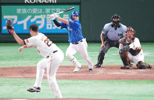巨人対DeNA 5回表DeNA1死、中前打を放つ佐野。投手アンドリース（撮影・鈴木みどり）