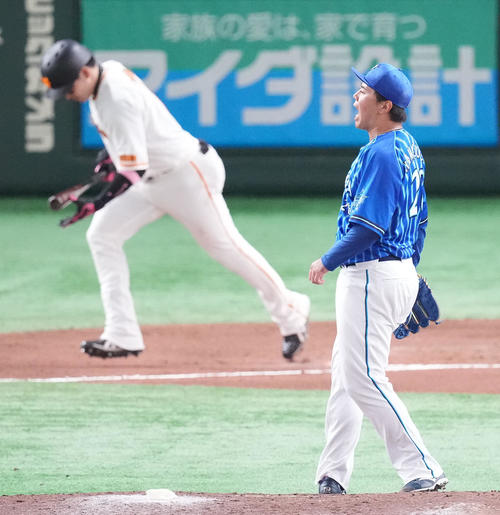 巨人対DeNA 6回裏巨人無死、丸を遊飛に仕留める浜口（撮影・鈴木みどり）