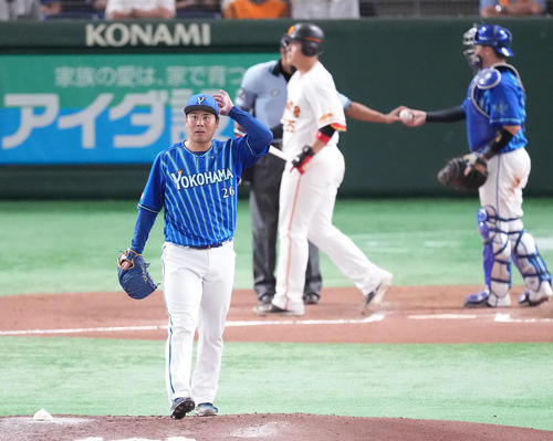 巨人対DeNA 6回裏巨人1死、岡本和を空振り三振に仕留める浜口（撮影・鈴木みどり）