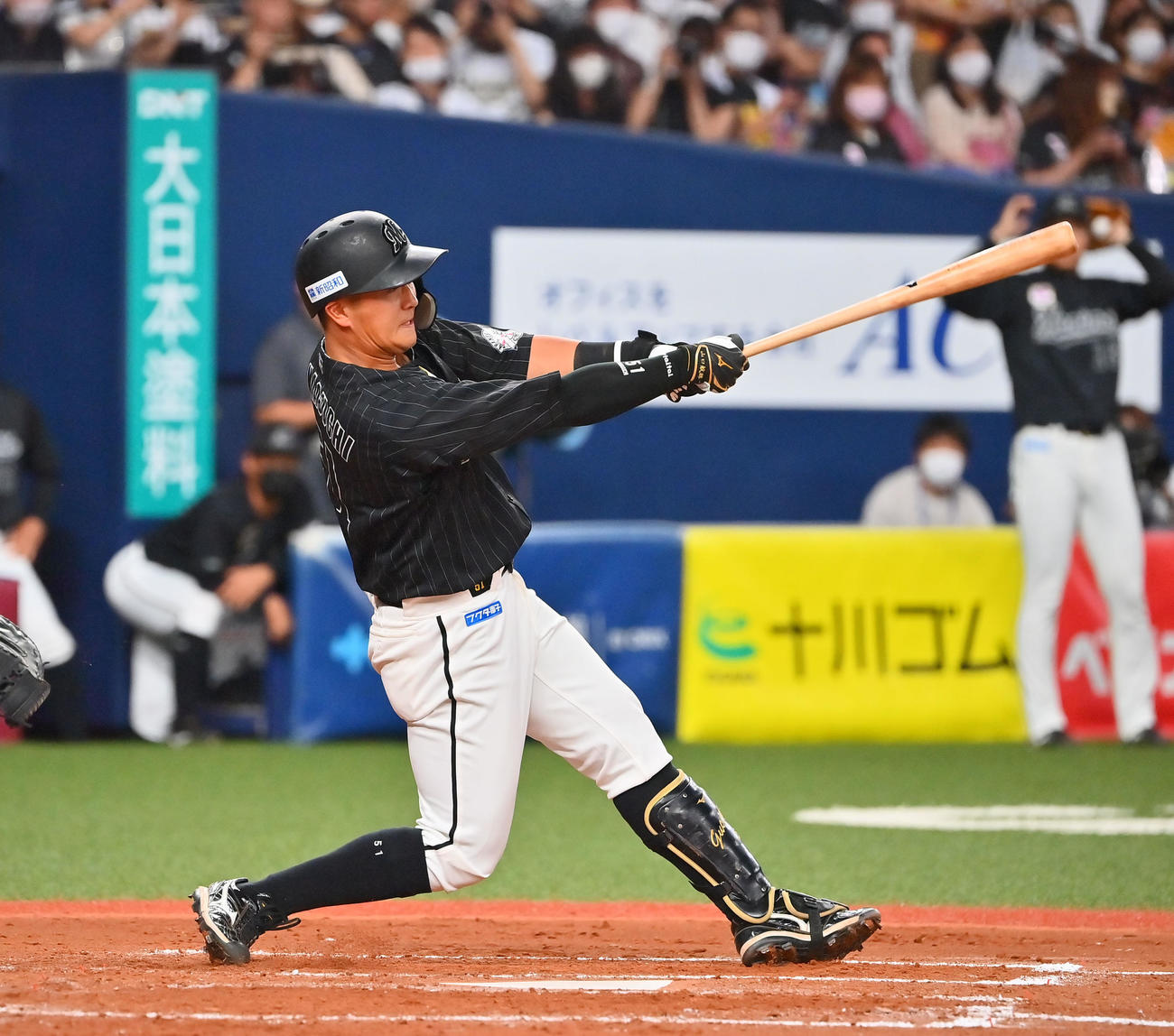 オリックス対ロッテ　4回表ロッテ2死二塁、中前適時打を放つ山口（撮影・和賀正仁）