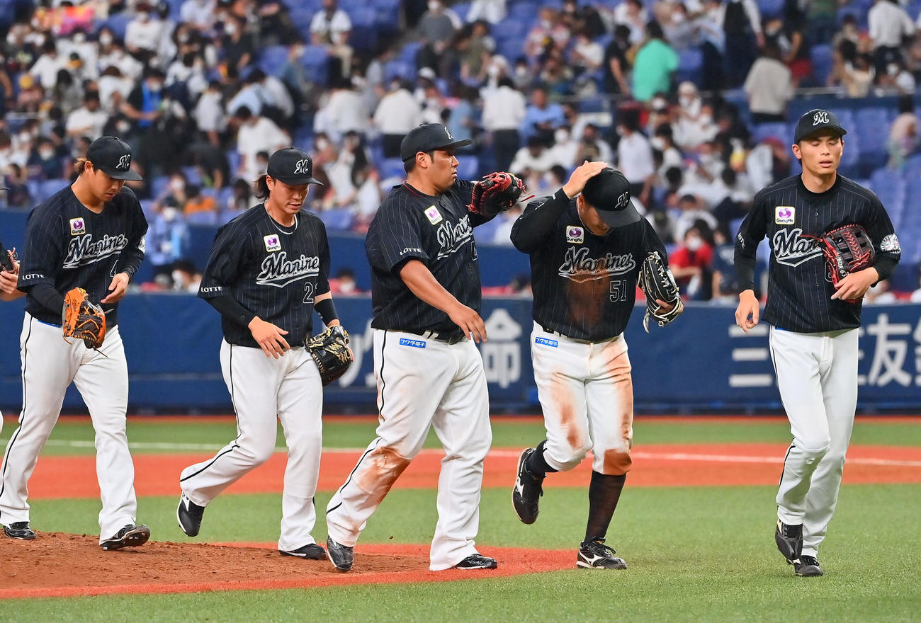 オリックス対ロッテ　オリックスに勝利したロッテナイン（撮影・和賀正仁）
