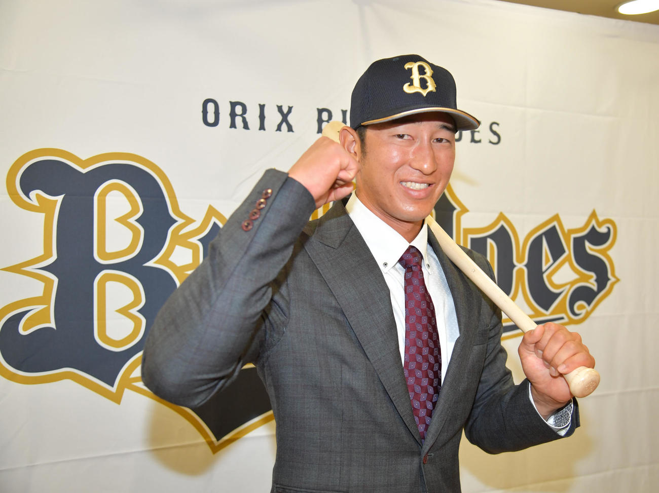 オリックスへ入団し会見する石岡