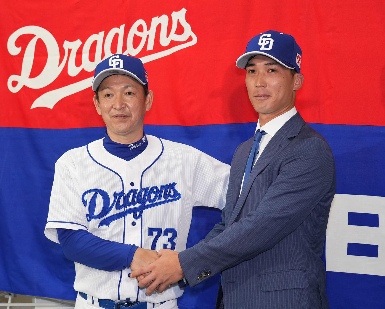 移籍入団会見を終え、立浪和義監督（左）とポーズを決める後藤駿太（撮影・森本幸一）