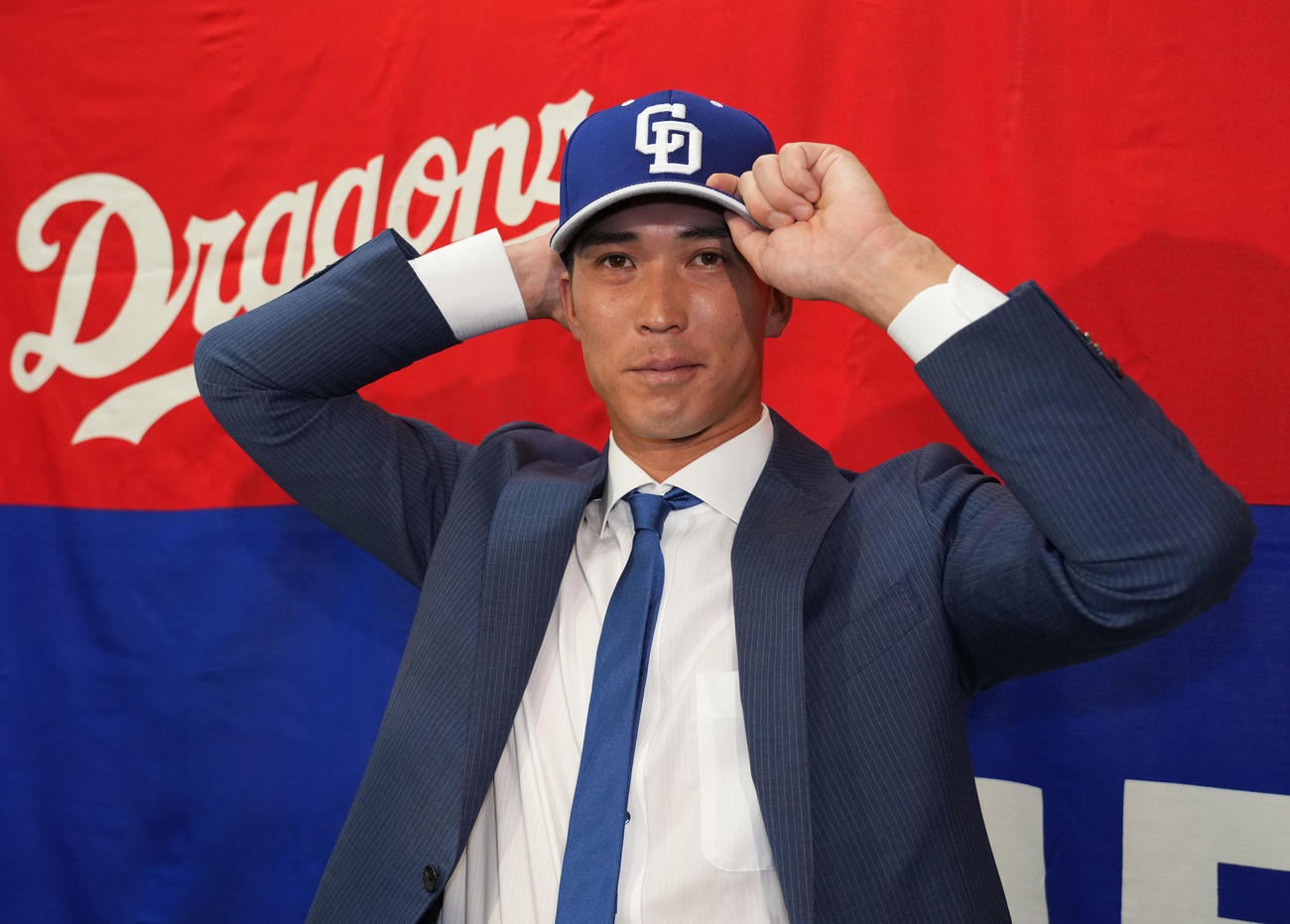 移籍入団会見を終え、ポーズを決める後藤駿太（撮影・森本幸一）