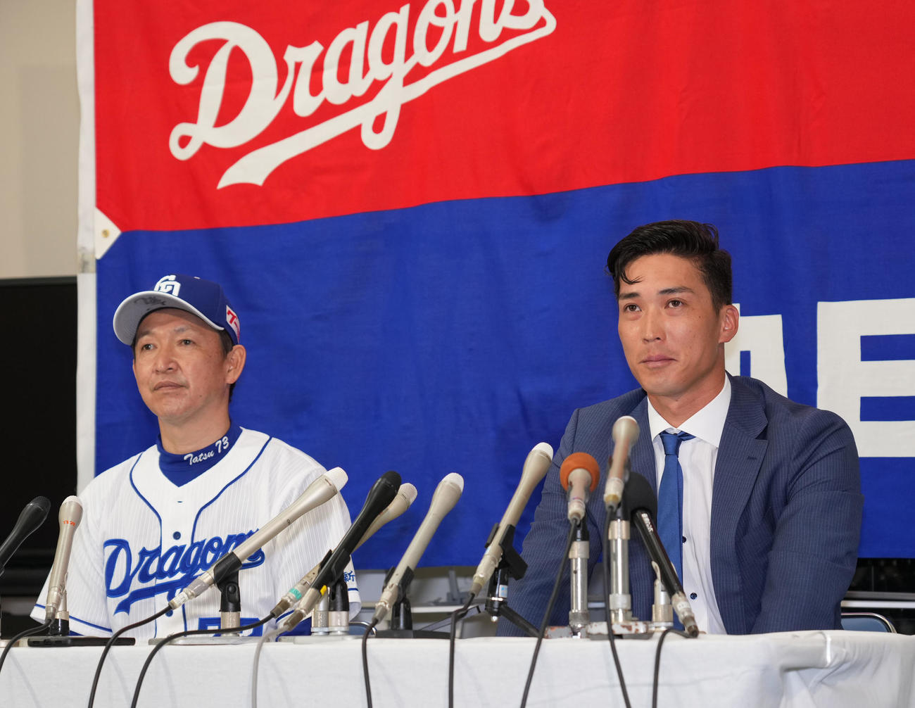 移籍入団会見の席に着く後藤駿太（右）と立浪和義監督（撮影・森本幸一）