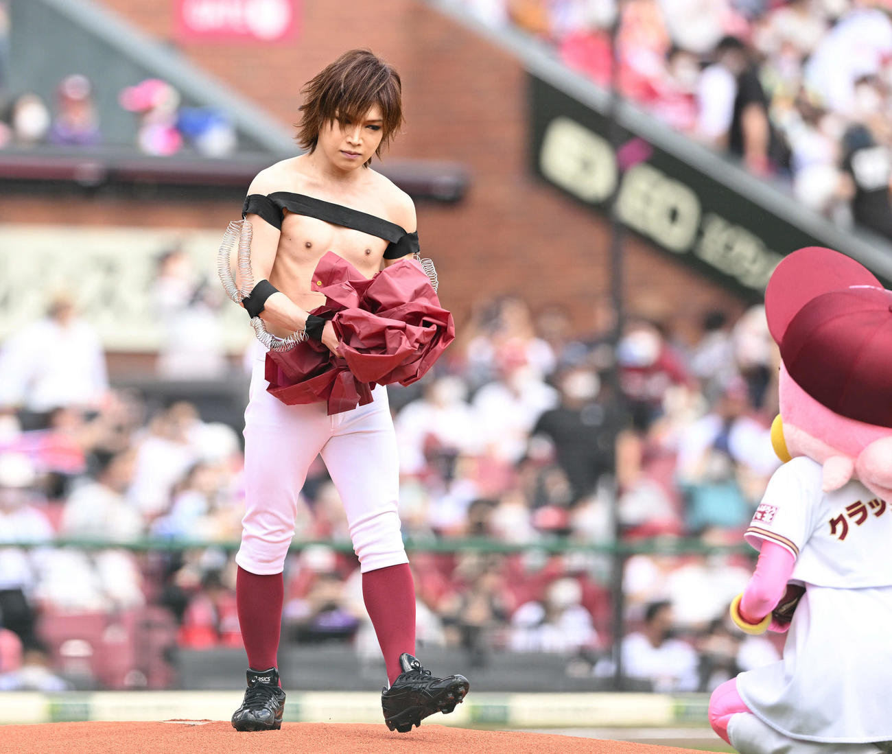 楽天対西武　セレモニアルピッチに臨むゴールデンボンバーの鬼龍院翔（撮影・滝沢徹郎）