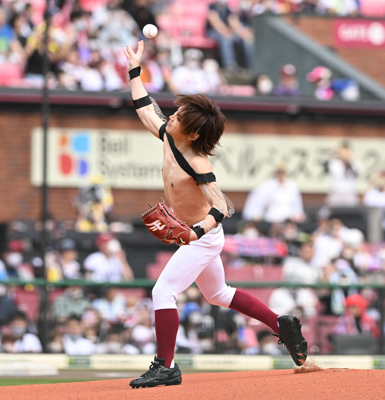 楽天対西武　セレモニアルピッチで投球するゴールデンボンバーの鬼龍院翔（撮影・滝沢徹郎）