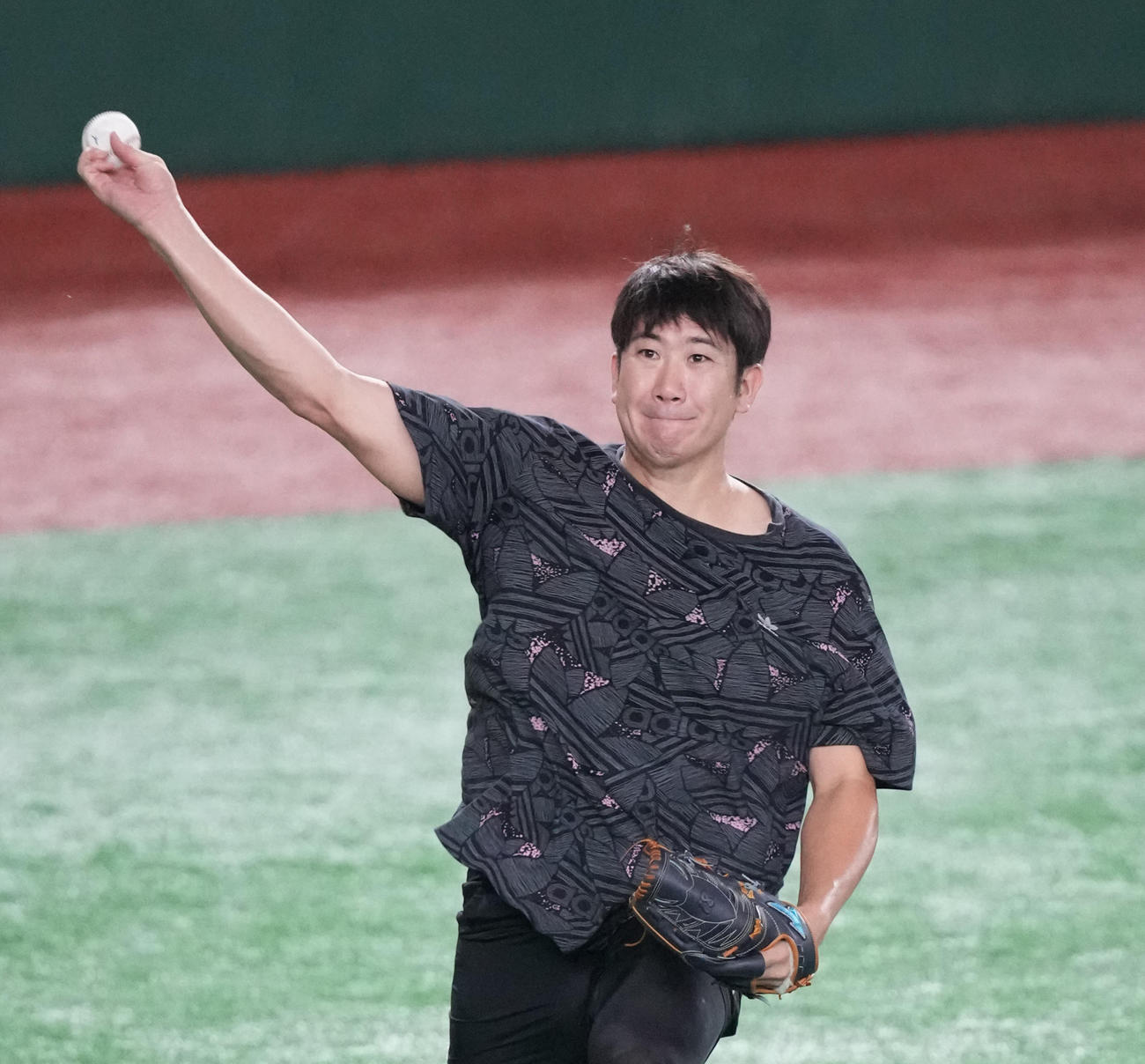 試合前練習でキャッチボールする巨人菅野（撮影・鈴木みどり）
