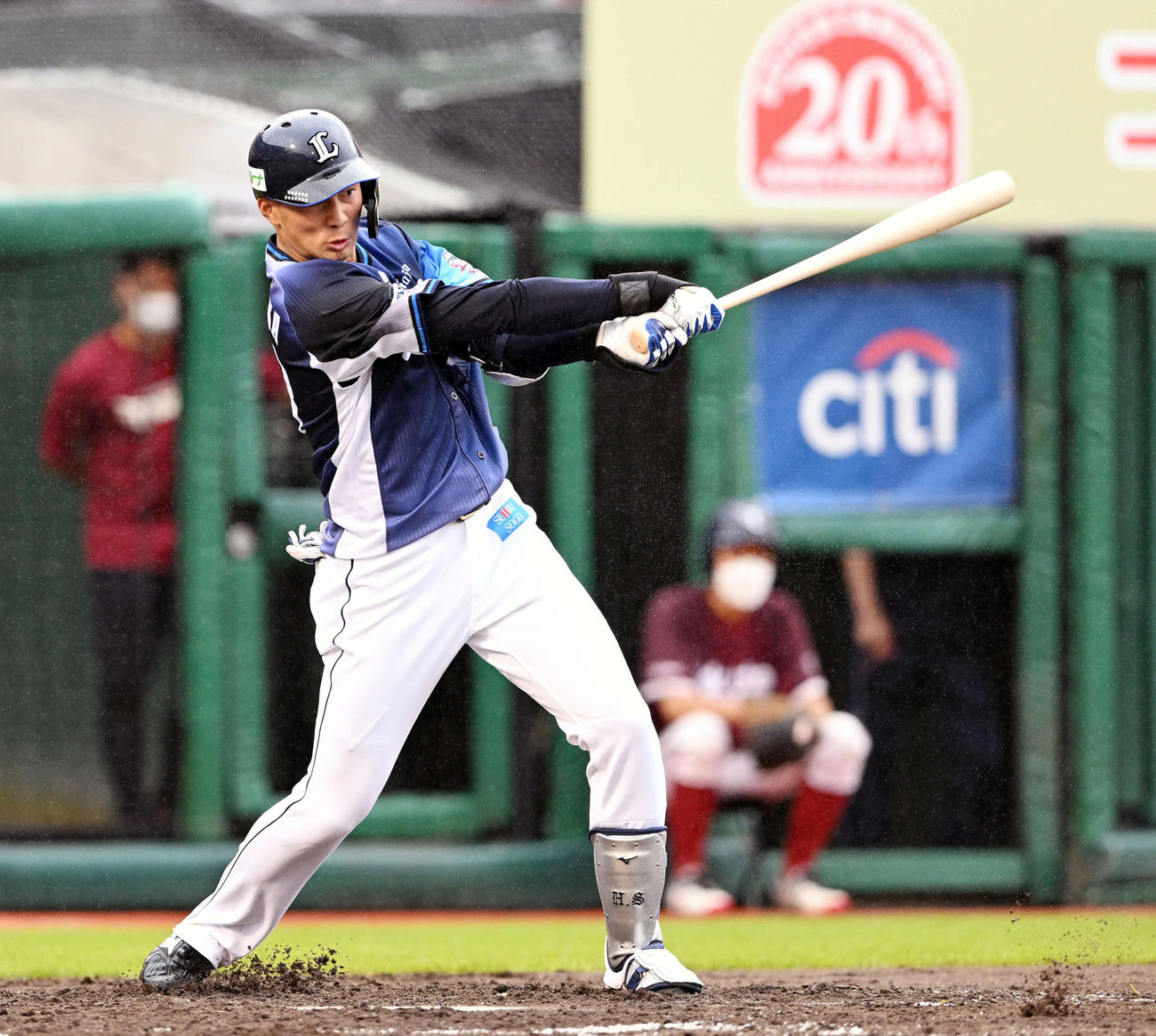 楽天対西武　5回表西武無死、長谷川はプロ初安打となる中前打を放つ（撮影・滝沢徹郎）