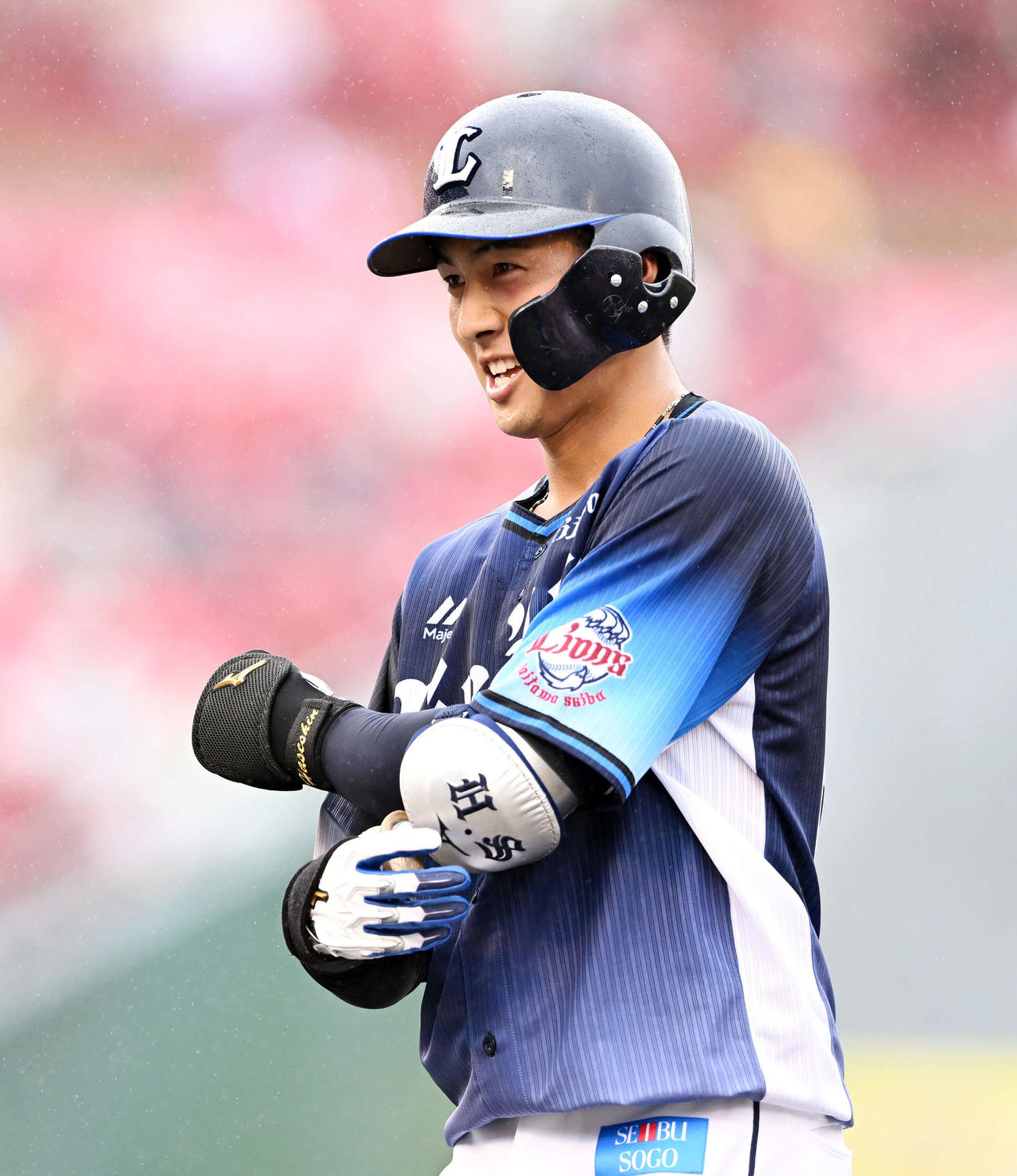 楽天対西武　5回表西武無死、長谷川はプロ初安打となる中前打を放ち笑顔を見せる（撮影・滝沢徹郎）