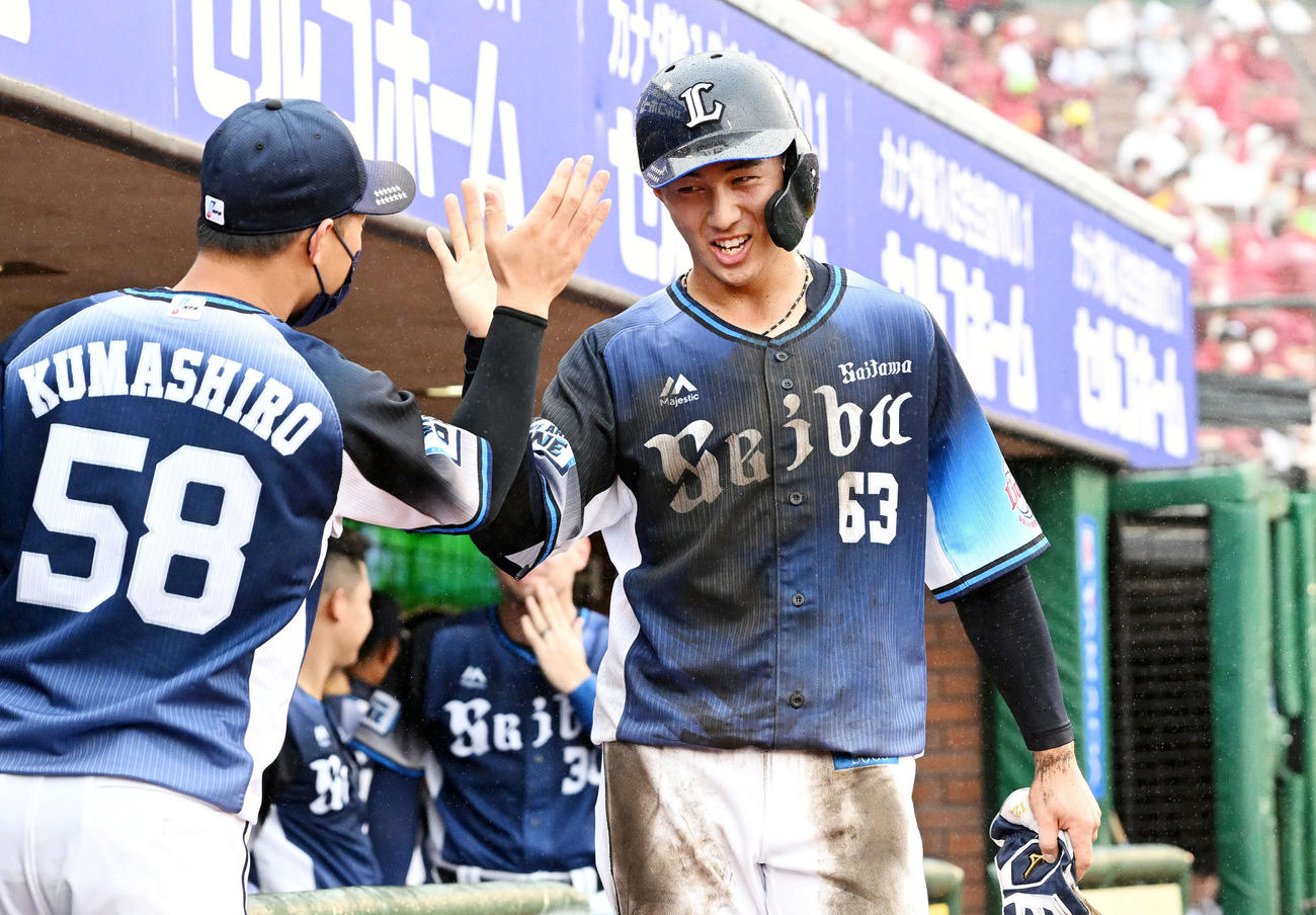 楽天対西武　5回表西武2死一塁、ジャンセンの2点本塁打から生還した長谷川（右）はナインとタッチを交わす（撮影・滝沢徹郎）