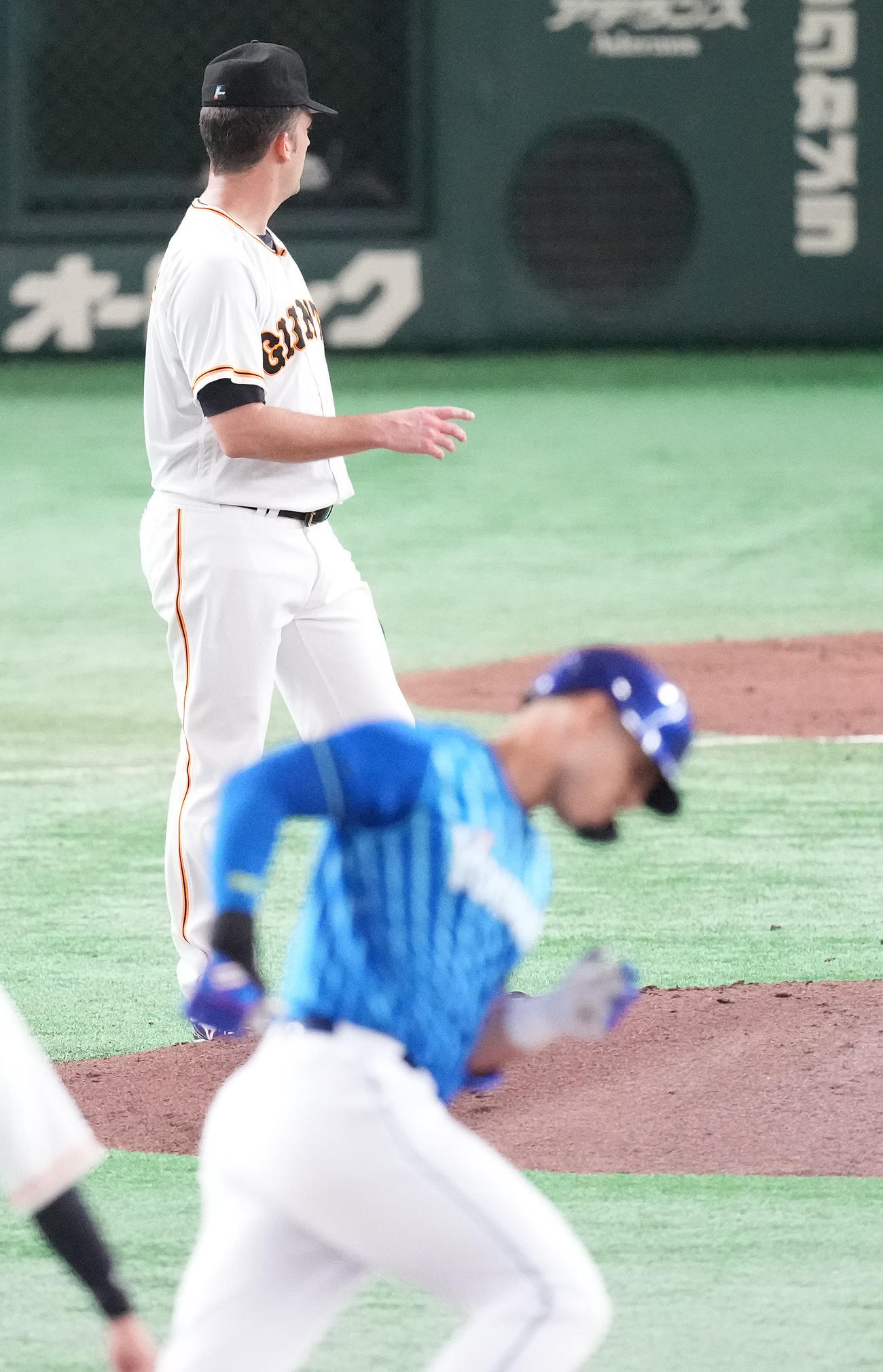 巨人対DeNA 4回表DeNA1死、ソトに先制の左越えソロ本塁打を浴びるアンドリース（撮影・鈴木みどり）
