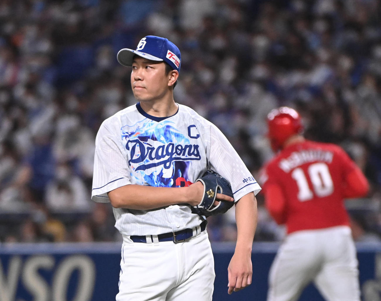 6回表広島1死一、三塁、マクブルーム（右）に左越え3点本塁打を打たれた大野雄（左）（撮影・森本幸一）